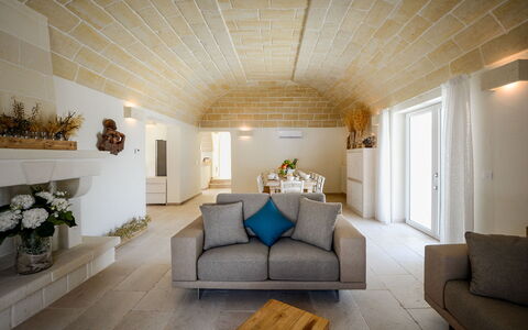 La Residenza - Corte dei Messapi: Mobilia, Divano, Pianta, Proprietà, Costruzione, Comfort, Cornice, Soggiorno, Pianta Della Casa, Interior Design