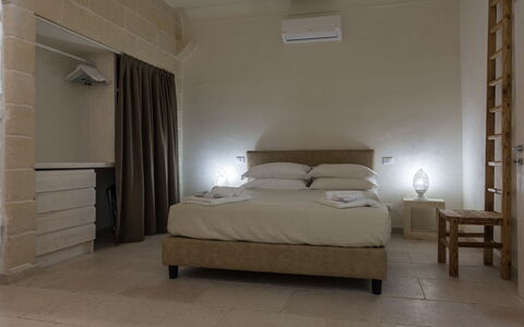 La Residenza - Corte dei Messapi: Camera Da Letto, Letto, Mobilia, Camera, Proprietà, Lenzuolo, Telaio Del Letto, Materasso, Pavimento, Bedding