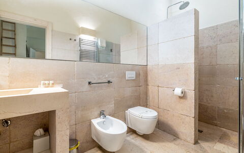 La Residenza - Corte dei Messapi: Specchio, Idraulico Fixture, Proprietà, Costruzione, Lavello, Rubinetto, Bagno, Lavandino Del Bagno, Interior Design, Gabinetto