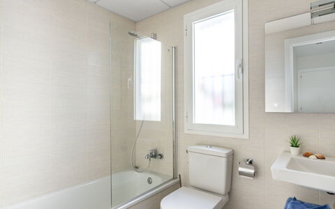 Los Naranjos Singles: Bagno, Proprietà, Camera, Interior Design, Vasca Da Bagno, Architettura, Idraulico Fixture, Costruzione, Casa, Soffitto
