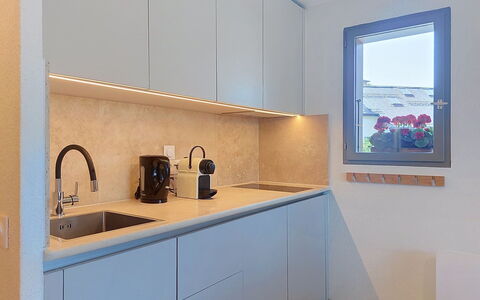 Saint Gervais 460: Cucina, Controsoffitto, Elettrodomestico Da Cucina, Interior Design, Parete, Cabinetry, Legna, Pavimentazione, Apparecchio Major, Elettrodomestico