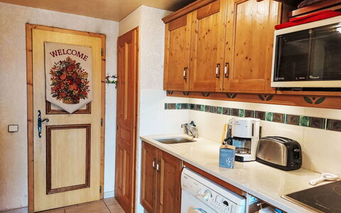 Saint Gervais 460: Cabinetry, Proprietà, Controsoffitto, Lavandino Della Cucina, Legna, Elettrodomestico Da Cucina, Lavanderia, Interior Design, Elettrodomestico, Cucina