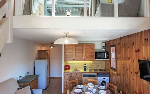 Saint Gervais 460: Proprietà, Tavolo, Mobilia, Legna, Interior Design, Scaffalature, Architettura, Cabinetry, Pavimento, Sedia