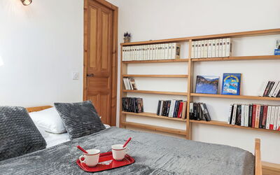La Coupe de Cristal 460.5: Mobilia, Proprietà, Libreria, Mensola, Legna, Comfort, Interior Design, Pavimentazione, Soggiorno, Pavimento