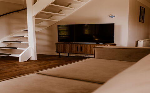 Comfortabel 8: Proprietà, Legna, Interior Design, Pavimento, Pavimentazione, Cabinetry, Color Legno, Latifoglie, Soffitto, Sala