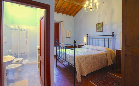 Galleria di Brolio: Interior Design, Soffitto, Mobilia, Pavimentazione, Pavimento, Camera, Letto, Camera Da Letto, Telaio Del Letto, Lampada