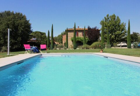 Galleria di Brolio: Acqua, Cielo, Pianta, Proprietà, Piscina, Costruzione, Azzurro, Albero, Tempo Libero, Erba