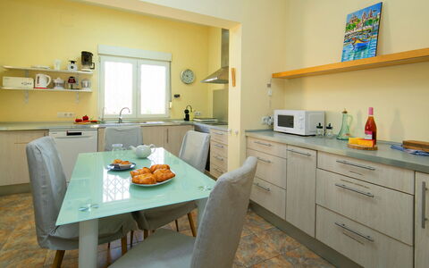 Pedro: Cabinetry, Controsoffitto, Proprietà, Mobilia, Elettrodomestico Da Cucina, Lavandino Della Cucina, Lavello, Cucina, Interior Design, Illuminazione