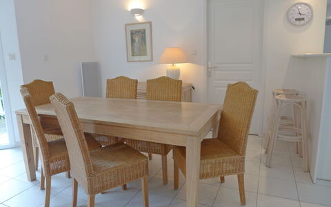 Eden Club: Camera, Proprietà, Mobilia, Sala Da Pranzo, Tavolo, Pavimento, Interior Design, Casa, Costruzione, Sedia
