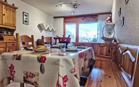 Nendaz 379: Mobilia, Interior Design, Casa, Camera, Soffitto, Villetta, Sedia, Color Legno, Cabinetry, Lampada