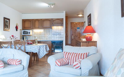 Victoria 1 C1 379.1: Mobilia, Divano, Cornice, Tavolo, Azzurro, Legna, Comfort, Interior Design, Soggiorno, Pavimento
