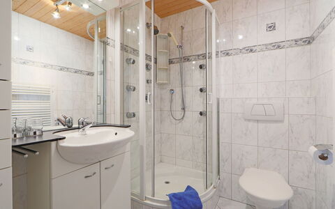 Cervin: Bagno, Proprietà, Camera, Idraulico Fixture, Interior Design, Piastrella, Immobiliare, Rubinetto, Architettura, Doccia Porta