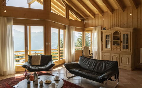Midat Soleil: Mobilia, Proprietà, Tavolo, Finestra, Divano, Costruzione, Legna, Interior Design, Soggiorno, Illuminazione