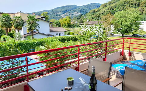 Caslano 400: Proprietà, Cielo, Costruzione, Tavolo, Pianta, Albero, Shade, Recinzione, Sedia, Tempo Libero