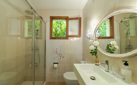 Cala Tuent: Bagno, Proprietà, Camera, Interior Design, Verde, Soffitto, Costruzione, Casa, Vasca Da Bagno, Immobiliare