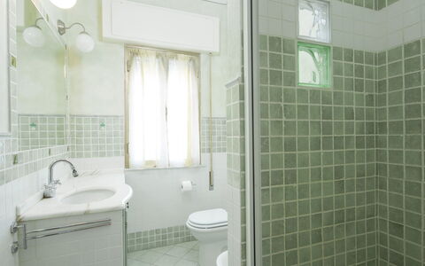 Il Litorale: Bagno, Proprietà, Camera, Piastrella, Verde, Interior Design, Immobiliare, Architettura, Costruzione, Bagno Accessorio