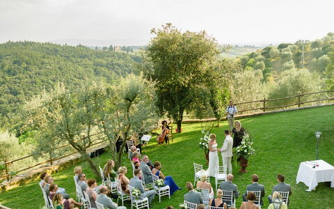 Quercia Al Poggio - Weddings And Events: Cielo, Pianta, Nube, Sedia, Albero, Vegetazione, Sedia Pieghevole, Erba