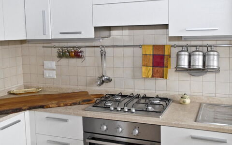 Villa Eleonora: Controsoffitto, Cabinetry, Cucina, Camera, Mobilia, Proprietà, Piastrella, Cassetto, Cucina Stufa, Interior Design