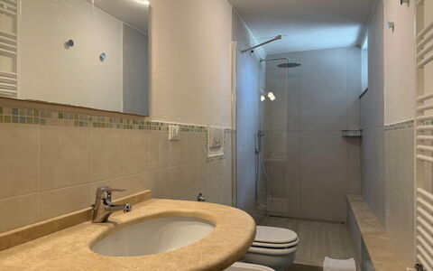 Villa Eleonora: Bagno, Lavandino Del Bagno, Idraulico Fixture, Pavimentazione, Parete, Lavello, Interior Design, Pavimento, Rubinetto, Specchio