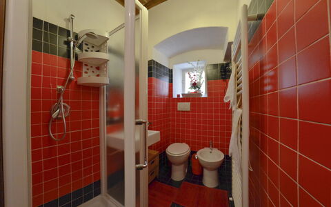 Appartamento Il Teatro: Rosso, Camera, Bagno, Proprietà, Gabinetto, Idraulico Fixture, Piastrella, Architettura, Casa, Restroom