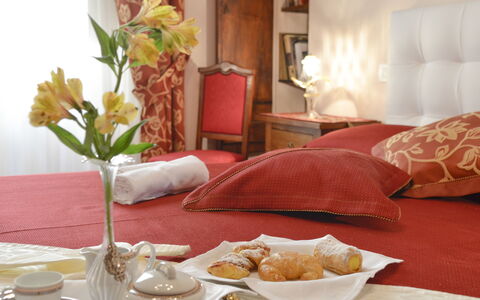 Appartamento Il Teatro: Camera, Mobilia, Interior Design, Arancia, Tavolo, Camera Da Letto, Lenzuolo, Soggiorno, Tessile, Suite