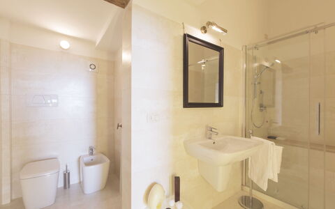 Appartamento Imperiale: Bagno, Proprietà, Camera, Interior Design, Idraulico Fixture, Parete, Costruzione, Immobiliare, Architettura, Casa