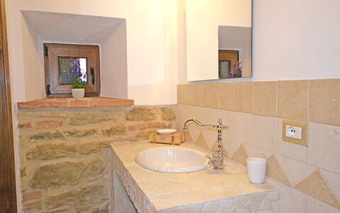 Appartamento Luna: Bagno, Proprietà, Camera, Piastrella, Pavimento, Interior Design, Parete, Lavello, Immobiliare, Marmo