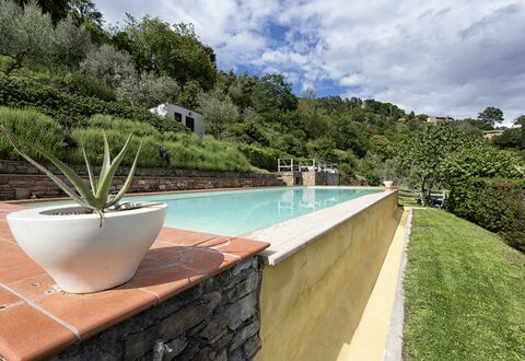 Villa Del Sole: Proprietà, Immobiliare, Piscina, Casa, Vacanza, Albero, Villa, Costruzione, Estate, Backyard