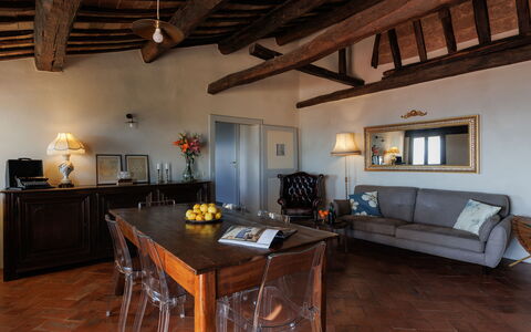 Terrazza Cortonese: Mobilia, Tavolo, Proprietà, Cornice, Legna, Interior Design, Divano, Sedia, Pavimento, Soggiorno