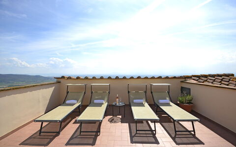 Terrazza Cortonese: Cielo, Architettura, Costruzione, Casa, Tetto, Orizzonte, Mare, Mobilia
