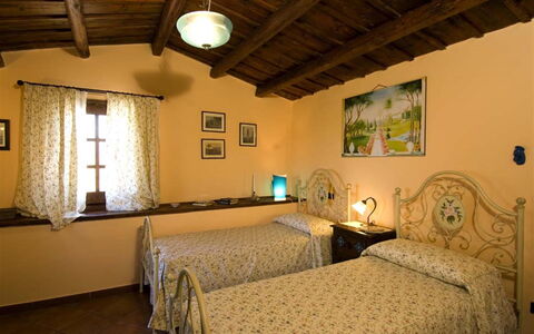 Villa Ivoni: Camera Da Letto, Camera, Letto, Proprietà, Mobilia, Costruzione, Lenzuolo, Interior Design, Telaio Del Letto, Soffitto