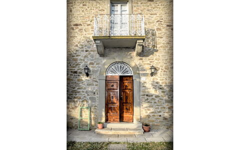 Villa Il Palazzo: Finestra, Legna, Rettangolo, Arte, Parete, Brick, Facciata, Costruzione, Arco, Muro ​​Di Pietra
