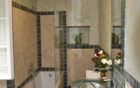 Villa Il Borgo: Camera, Bagno, Proprietà, Soffitto, Piastrella, Costruzione, Interior Design, Pavimento, Casa, Architettura