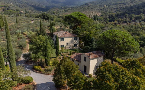 Villa San Pietro: Pianta, Nube, Comunita 'Impianto, Montagna, Costruzione, Cielo, Albero, Paesaggio Naturale, Highland, Casa