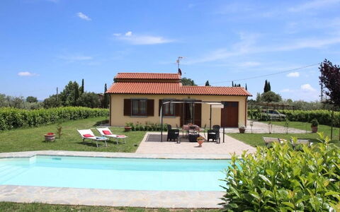 Villa Mira: Casa, Zona Residenziale, Piscina, Casa, Porta, Villetta, Estate, Agriturismo, Hacienda, Giardino