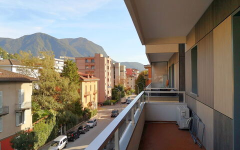Shina App. 8: Cielo, Costruzione, Finestra, Pianta, Auto, Nube, Urban Design, Condominio, Veicolo