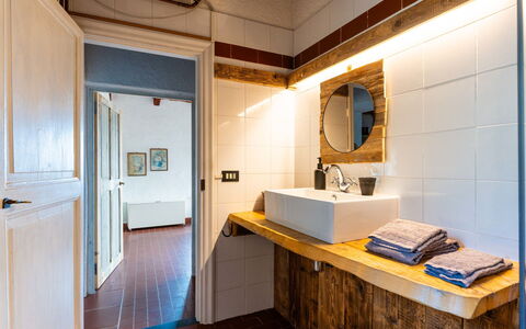 Mes Mas: Parete, Idraulico Fixture, Pavimentazione, Legna, Interior Design, Lavandino Del Bagno, Pavimento, Rubinetto, Soffitto, Bagno