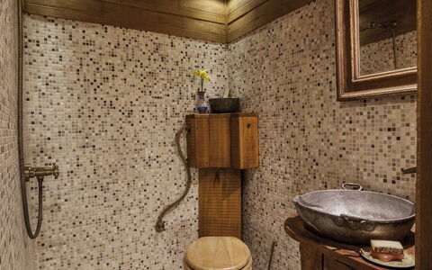Karashka: Camera, Proprietà, Bagno, Gabinetto, Idraulico Fixture, Casa, Architettura, Interior Design, Toilet Seat, Color Legno