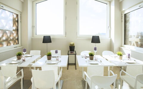 Villa Degli Ulivi: Bianca, Camera, Ristorante, Interior Design, Proprietà, Mobilia, Tavolo, Costruzione, Giallo, Sala Da Pranzo