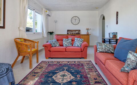Bosque: Camera, Mobilia, Proprietà, Soggiorno, Interior Design, Pavimento, Casa, Divano, Giallo, Immobiliare