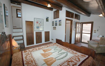 Bedroom Allocco: Proprietà, Camera, Costruzione, Casa, Mobilia, Pavimento, Soffitto, Interior Design, Immobiliare, Camera Da Letto