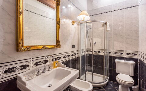 Villa Francesca: Bagno, Proprietà, Camera, Interior Design, Idraulico Fixture, Casa, Costruzione, Piastrella, Immobiliare, Architettura