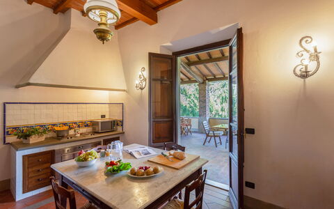 Villa Francesca: Camera, Proprietà, Soffitto, Costruzione, Mobilia, Interior Design, Cucina, Casa, Controsoffitto, Immobiliare