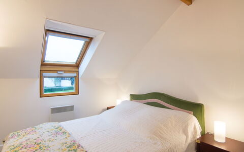 Carnac 129: Camera Da Letto, Letto, Camera, Proprietà, Mobilia, Lenzuolo, Telaio Del Letto, Soffitto, Interior Design, Parete