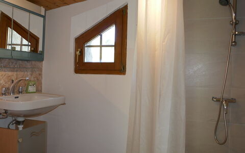 Baita Ficc: Bagno, Camera, Proprietà, Parete, Soffitto, Casa, Interior Design, Idraulico Fixture, Bagno Accessorio, Piastrella