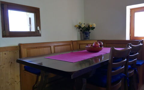 Baita Ficc: Camera, Mobilia, Proprietà, Tavolo, Viola, Pavimento, Interior Design, Costruzione, Casa, Latifoglie
