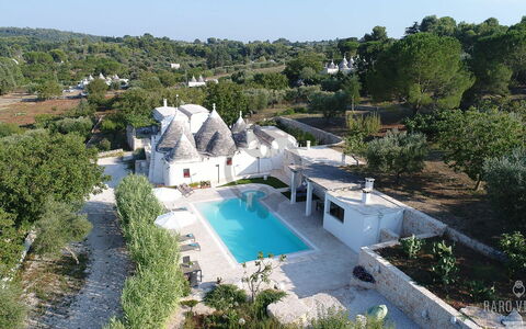 Trullo Oak: Acqua, Pianta, Cielo, Albero, Costruzione, Azzurro, Piscina, Immobiliare, Tempo Libero, Paesaggio