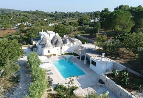 Trullo Oak: Acqua, Pianta, Cielo, Albero, Costruzione, Azzurro, Piscina, Immobiliare, Tempo Libero, Paesaggio