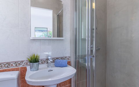 Montgri: Bagno, Proprietà, Camera, Piastrella, Rubinetto, Interior Design, Immobiliare, Costruzione, Parete, Architettura