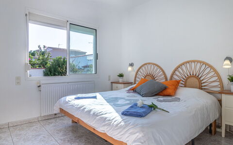 Montgri: Camera Da Letto, Letto, Mobilia, Camera, Lenzuolo, Proprietà, Telaio Del Letto, Bedding, Materasso, Pavimento